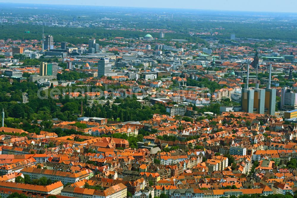 Hannover from above - Roof and facade structures in the residential area of an apartment building settlement Kuechengarten on Limmerstrasse in the district of Linden - Nord in Hanover in the state of Lower Saxony, Germany