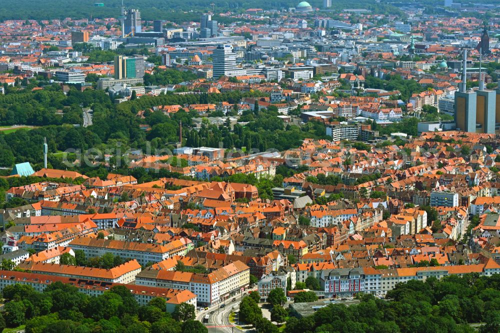 Hannover from the bird's eye view: Roof and facade structures in the residential area of an apartment building settlement Kuechengarten on Limmerstrasse in the district of Linden - Nord in Hanover in the state of Lower Saxony, Germany