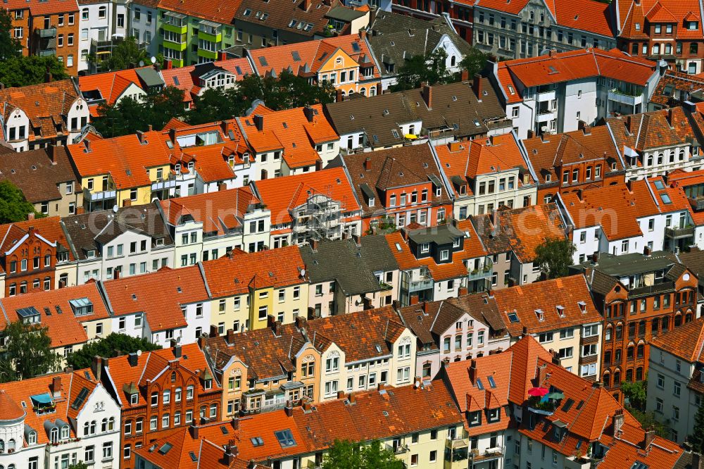 Aerial image Hannover - Roof and facade structures in the residential area of an apartment building settlement Kuechengarten on Limmerstrasse in the district of Linden - Nord in Hanover in the state of Lower Saxony, Germany