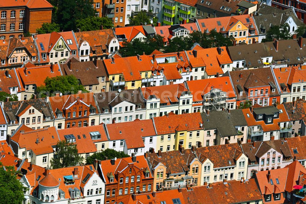 Aerial photograph Hannover - Roof and facade structures in the residential area of an apartment building settlement Kuechengarten on Limmerstrasse in the district of Linden - Nord in Hanover in the state of Lower Saxony, Germany