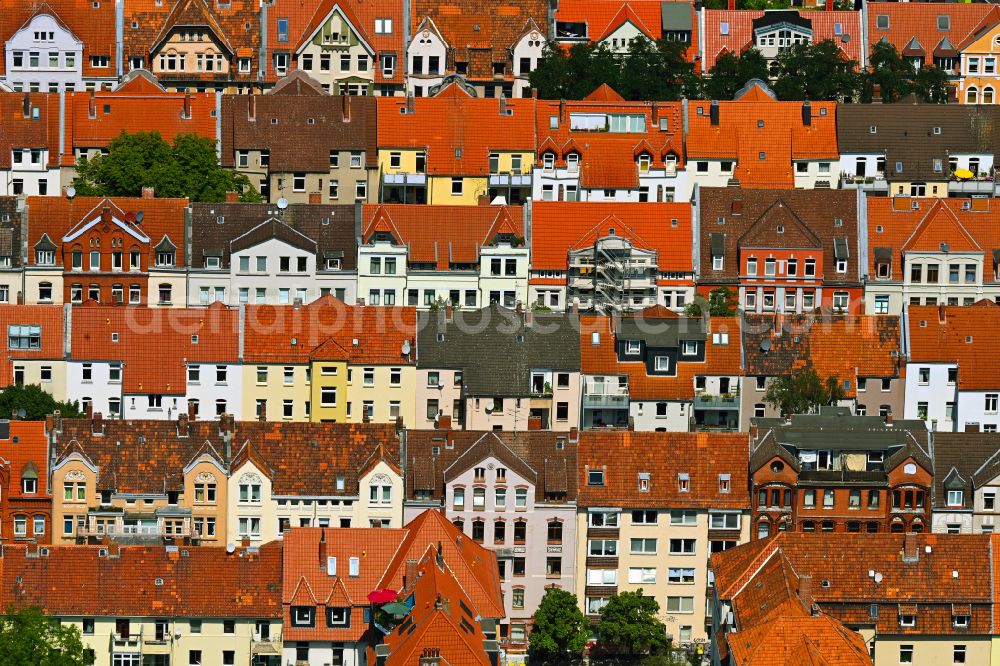 Hannover from above - Roof and facade structures in the residential area of an apartment building settlement Kuechengarten on Limmerstrasse in the district of Linden - Nord in Hanover in the state of Lower Saxony, Germany