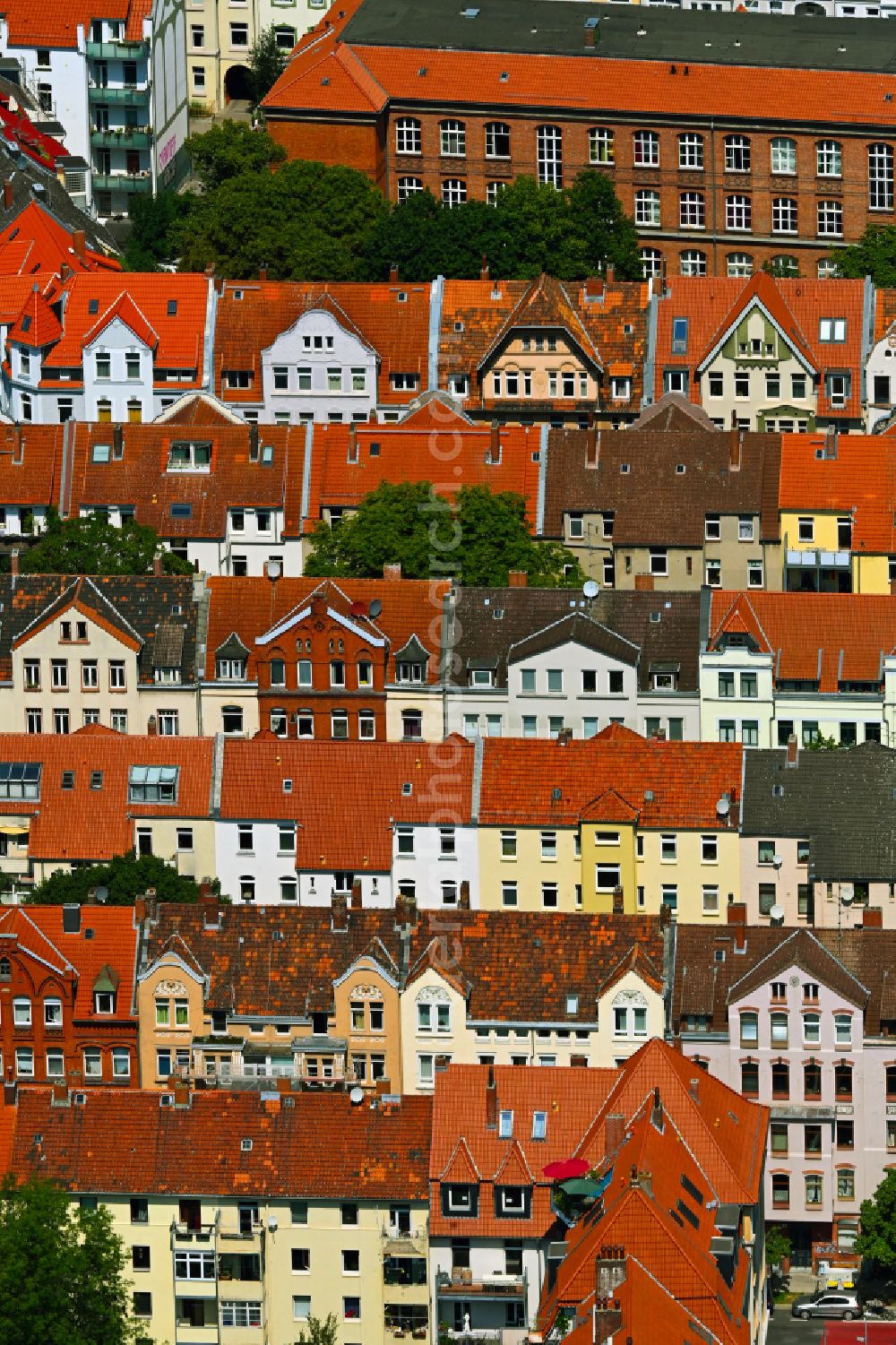 Hannover from the bird's eye view: Roof and facade structures in the residential area of an apartment building settlement Kuechengarten on Limmerstrasse in the district of Linden - Nord in Hanover in the state of Lower Saxony, Germany