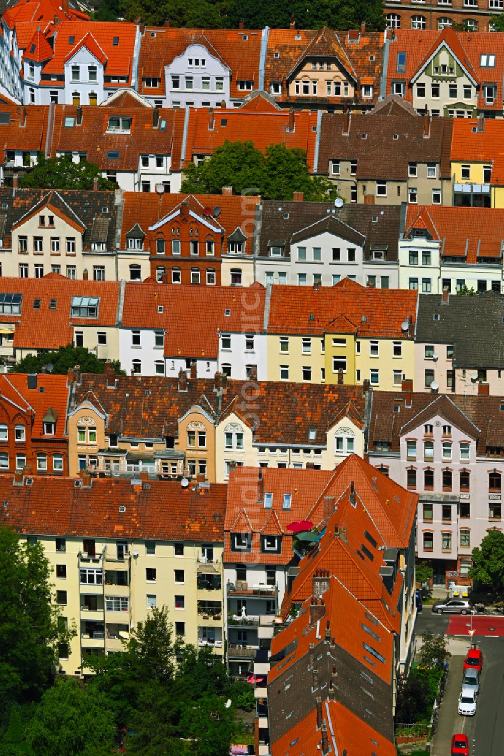 Aerial image Hannover - Roof and facade structures in the residential area of an apartment building settlement Kuechengarten on Limmerstrasse in the district of Linden - Nord in Hanover in the state of Lower Saxony, Germany