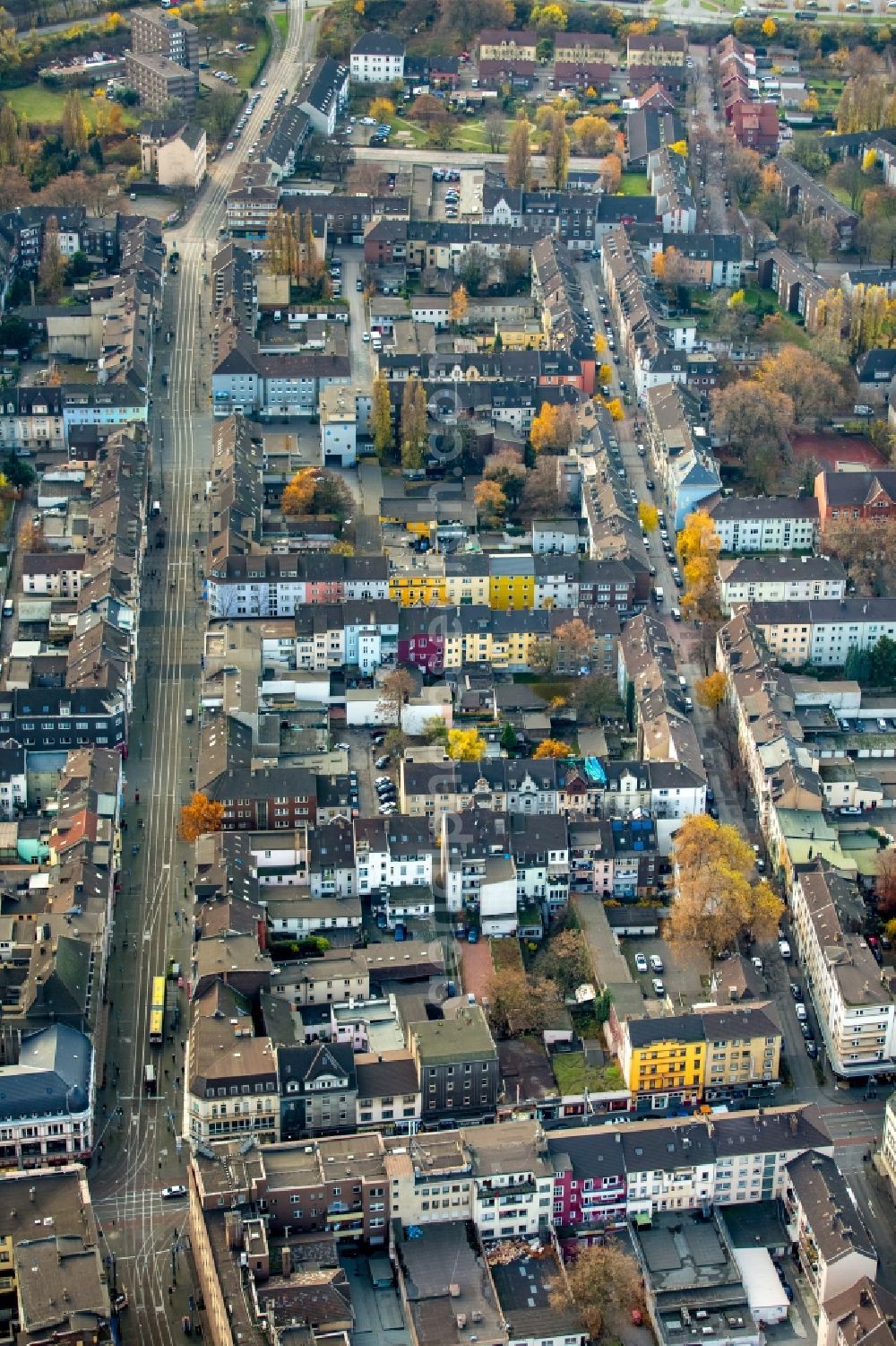 Duisburg from the bird's eye view: Residential area of a multi-family house settlement in the district Marxloh in Duisburg in the state North Rhine-Westphalia