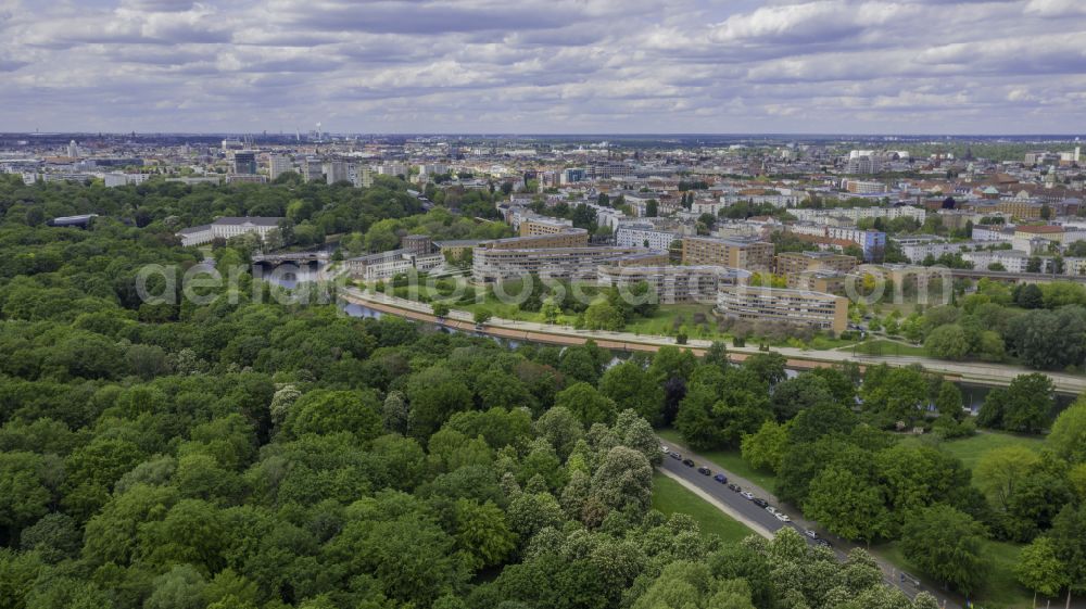 Aerial image Berlin - Residential area of a multi-family house settlement on the bank and river of Spree River in the district Moabit in Berlin, Germany