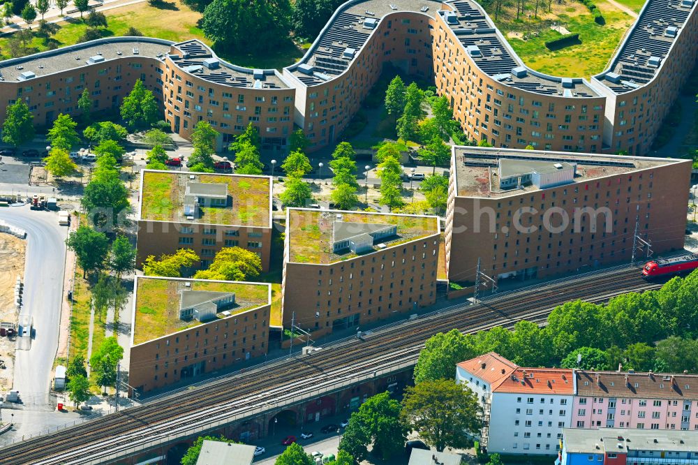 Berlin from the bird's eye view: Residential area of a multi-family house settlement on the bank and river of Spree River in the district Moabit in Berlin, Germany