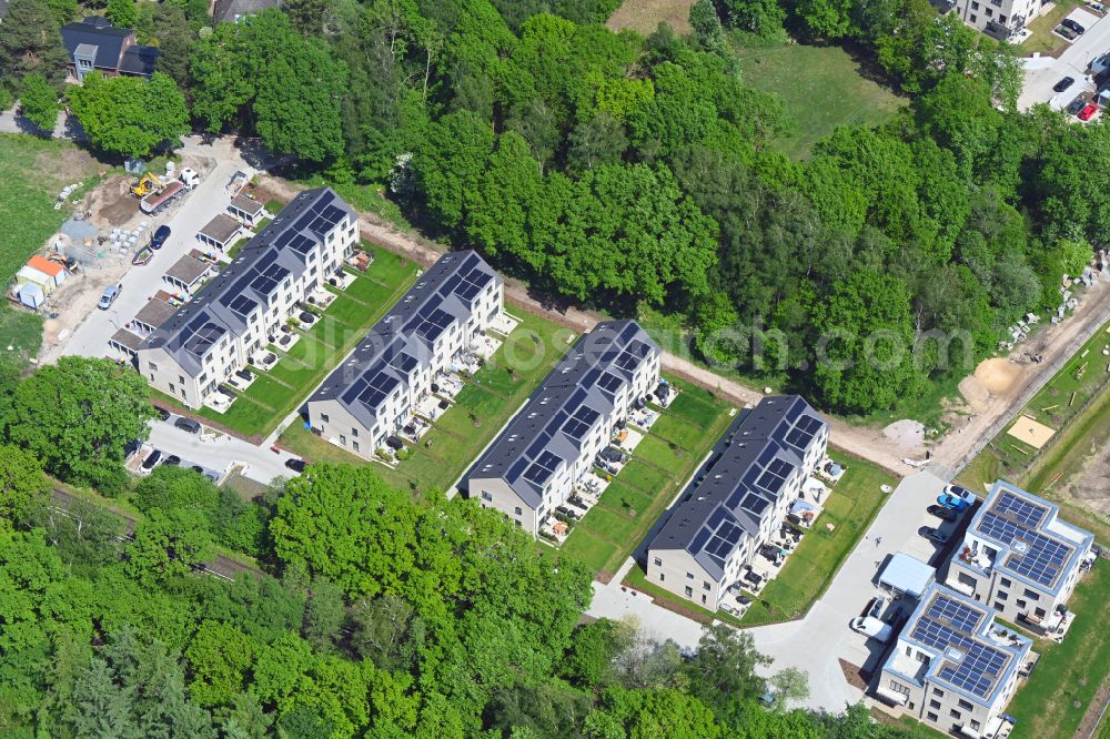 Hamburg from the bird's eye view: Residential area of the multi-family house settlement on street Bredenbekkamp in the district Ohlstedt in Hamburg, Germany