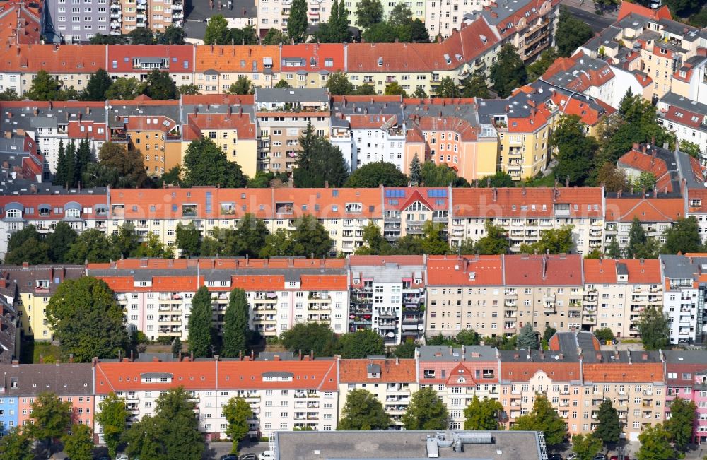 Berlin from the bird's eye view: Residential area of the multi-family house settlement Konradinstrasse - Alarichstrasse - Wolframstrasse in the district Tempelhof in Berlin, Germany