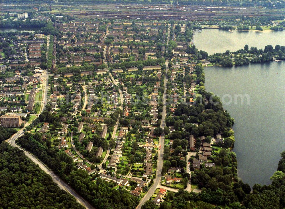 Aerial photograph Duisburg - residential area of an apartment complex on the banks of the Warmbachsee and the Masurensee in the Wedau district in Duisburg in the state North Rhine-Westphalia, Germany