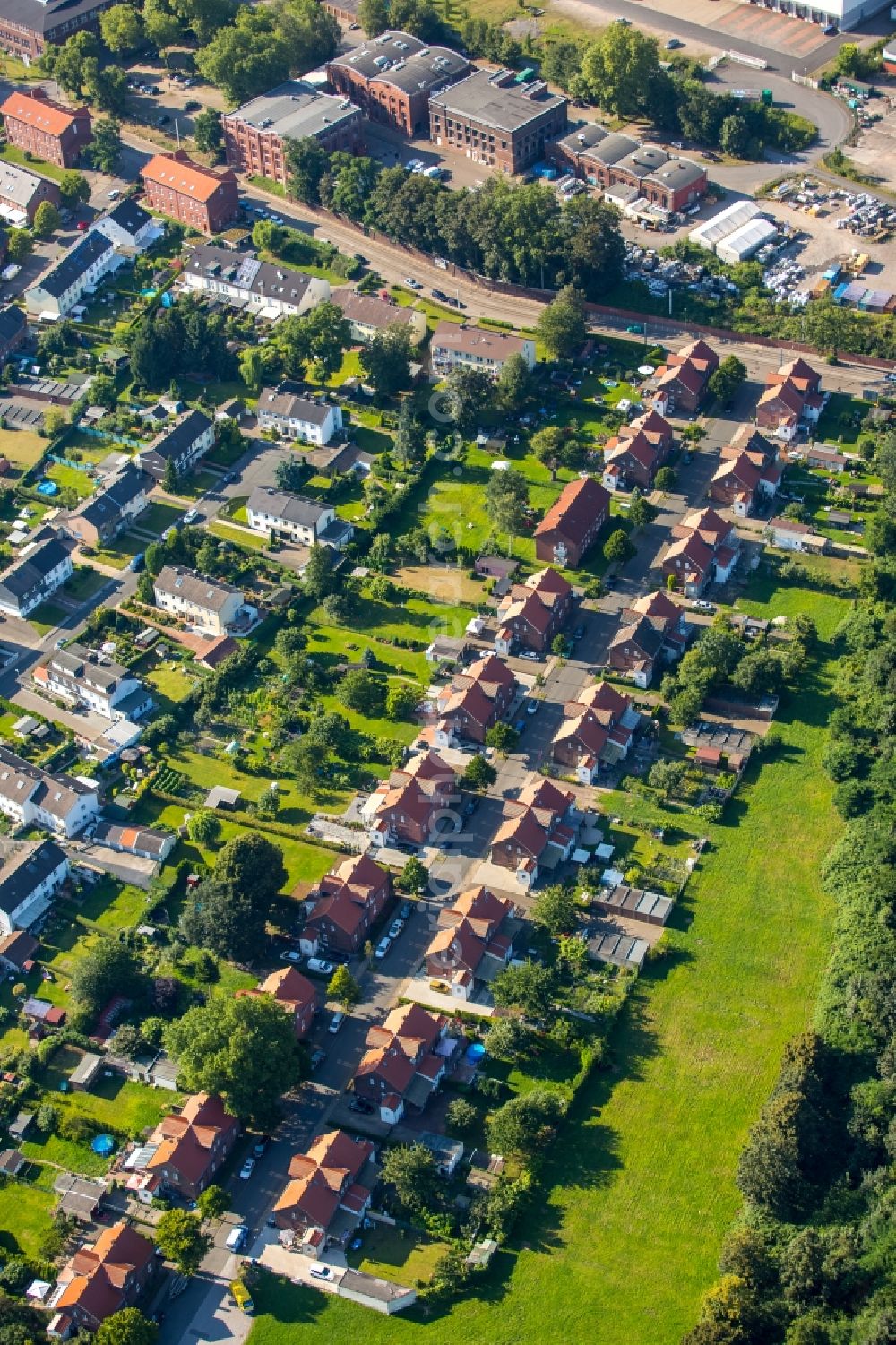 Aerial photograph Essen - Residential area of a multi-family house settlement Ottekampshof in Essen in the state North Rhine-Westphalia