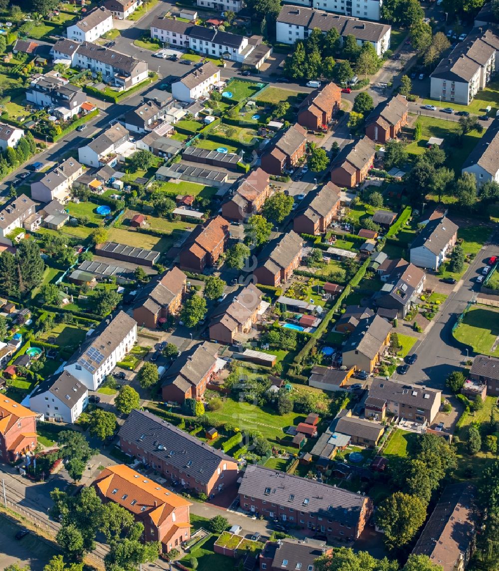 Aerial photograph Essen - Residential area of a multi-family house settlement Ottekampshof in Essen in the state North Rhine-Westphalia