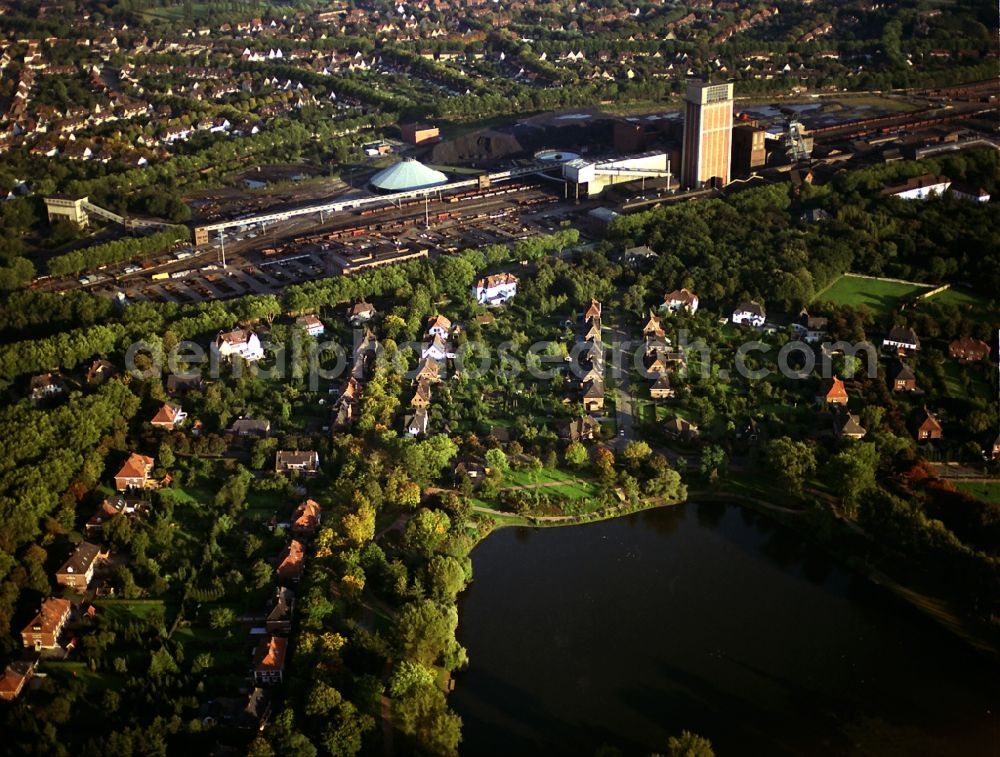 Aerial image Kamp-Lintfort - Residential area of the multi-family house settlement on Pappelsee in Kamp-Lintfort in the state North Rhine-Westphalia, Germany