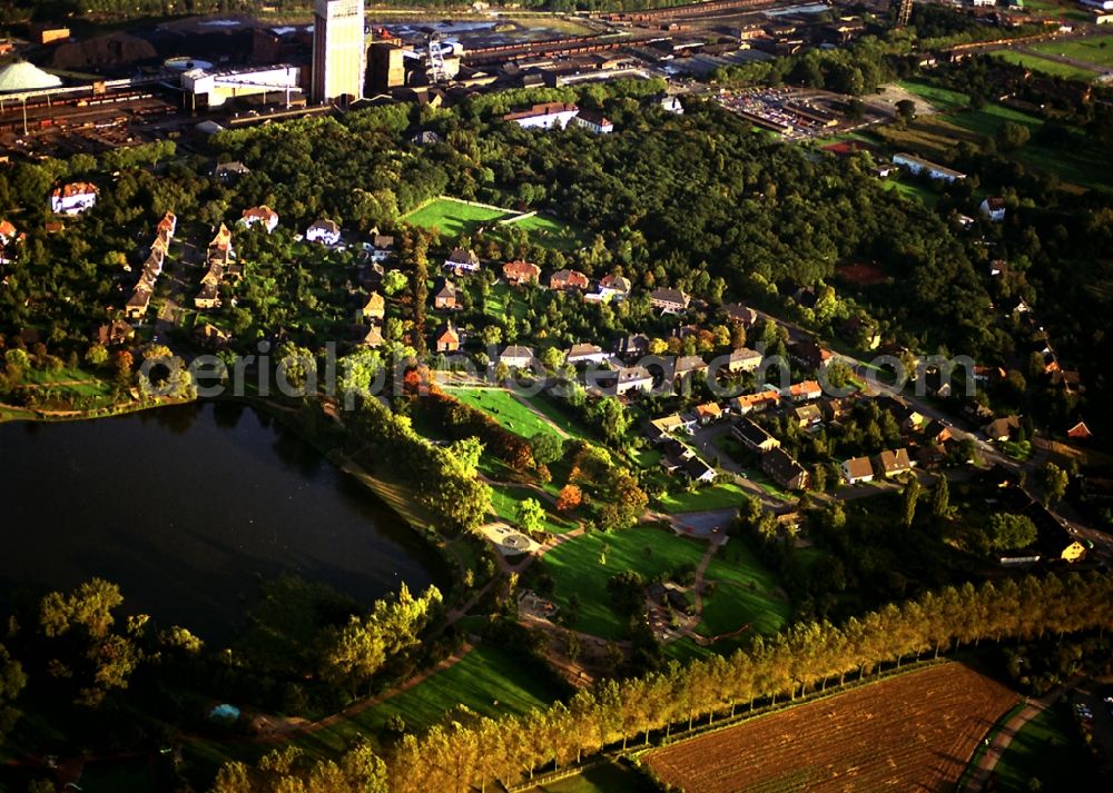 Kamp-Lintfort from above - Residential area of the multi-family house settlement on Pappelsee in Kamp-Lintfort in the state North Rhine-Westphalia, Germany