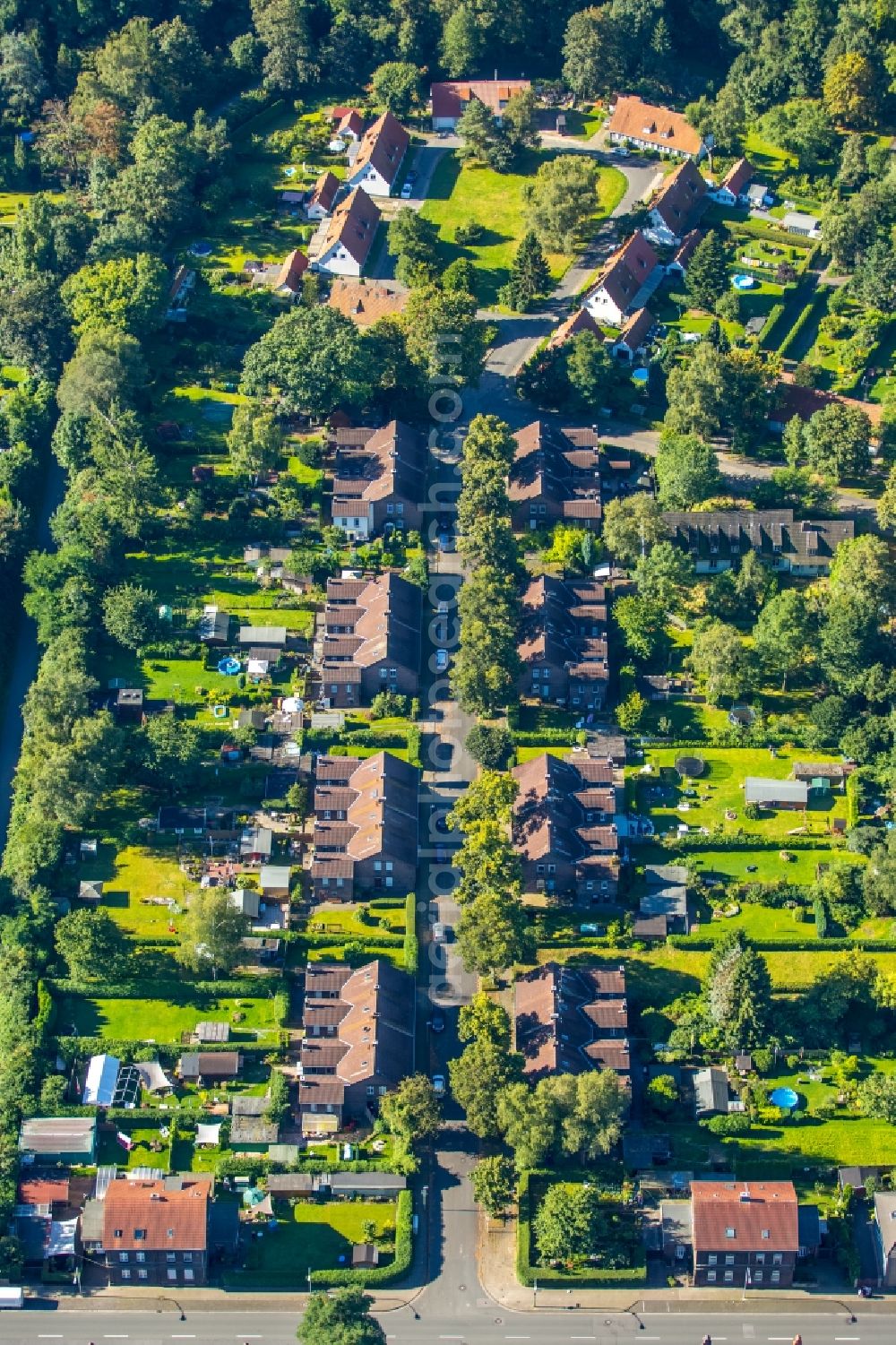 Essen from the bird's eye view: Residential area of a multi-family house settlement Pestalozzidorf a??Im Grunda?? for teenager in Essen in the state North Rhine-Westphalia