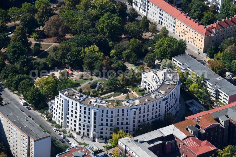 Berlin from above - Roof and wall structures in residential area of a multi-family house settlement Prenzlauer Bogen on Froebelstrasse in the district Prenzlauer Berg in Berlin, Germany