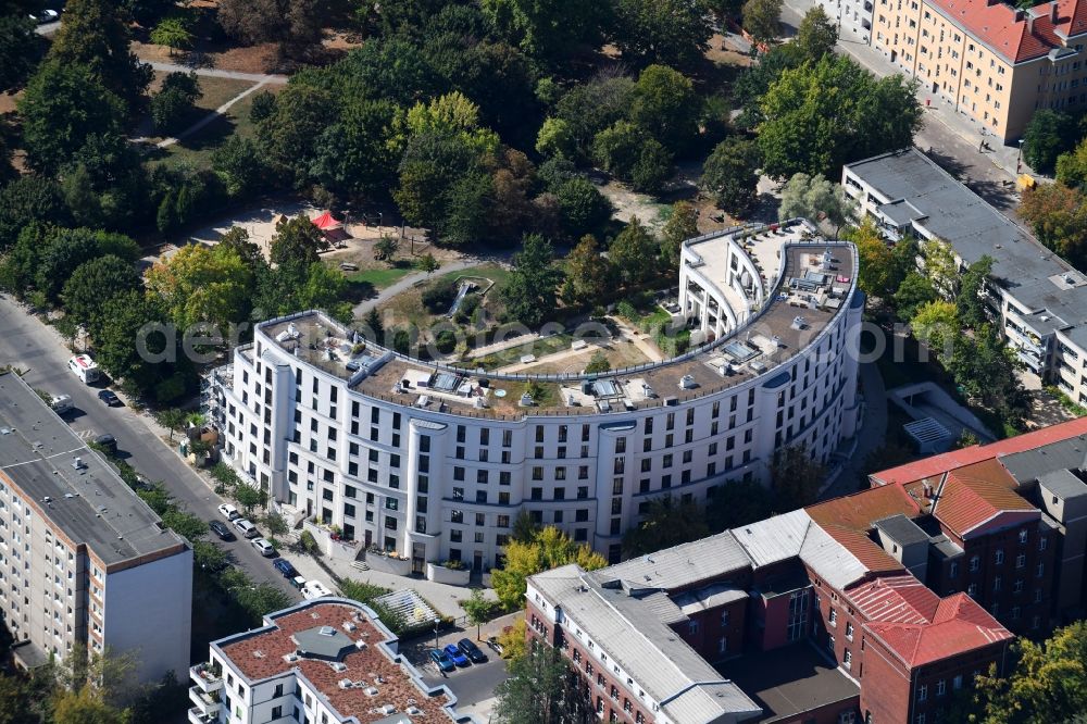 Berlin from the bird's eye view: Roof and wall structures in residential area of a multi-family house settlement Prenzlauer Bogen on Froebelstrasse in the district Prenzlauer Berg in Berlin, Germany