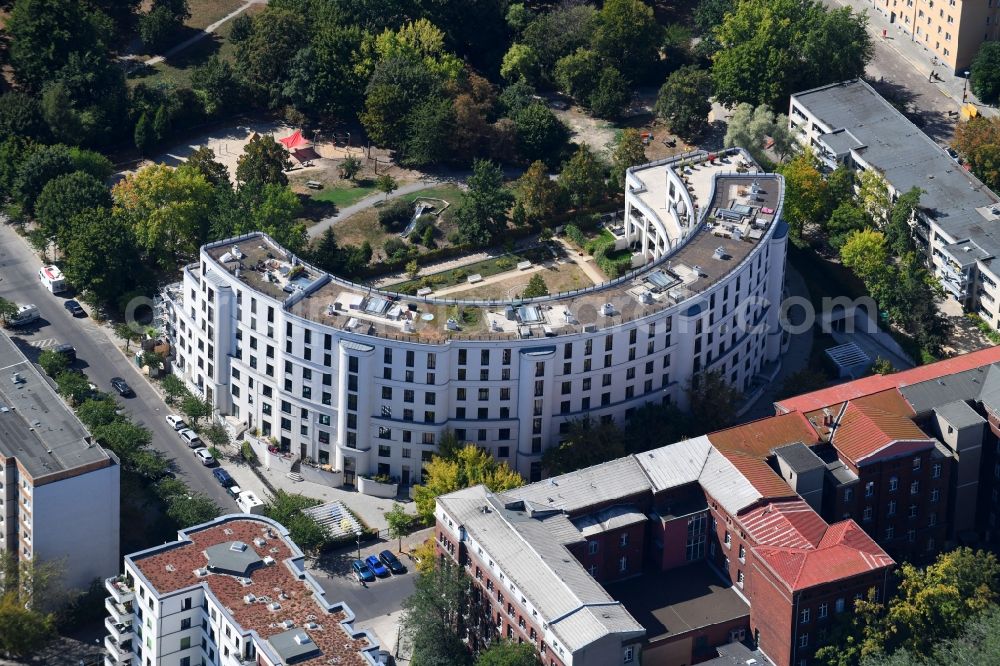 Aerial image Berlin - Roof and wall structures in residential area of a multi-family house settlement Prenzlauer Bogen on Froebelstrasse in the district Prenzlauer Berg in Berlin, Germany