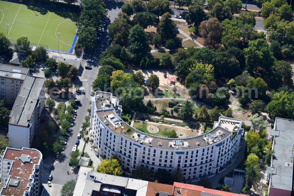 Aerial photograph Berlin - Roof and wall structures in residential area of a multi-family house settlement Prenzlauer Bogen on Froebelstrasse in the district Prenzlauer Berg in Berlin, Germany