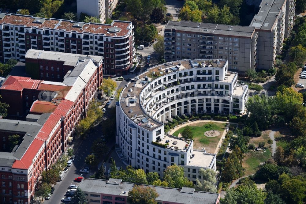 Berlin from above - Roof and wall structures in residential area of a multi-family house settlement Prenzlauer Bogen on Froebelstrasse in the district Prenzlauer Berg in Berlin, Germany