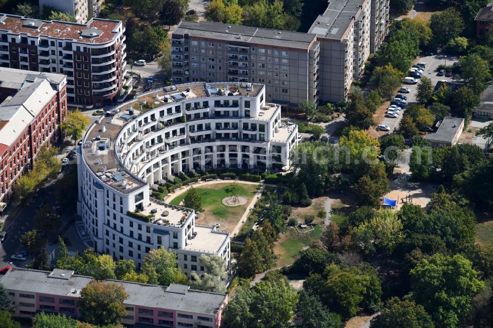 Berlin from the bird's eye view: Roof and wall structures in residential area of a multi-family house settlement Prenzlauer Bogen on Froebelstrasse in the district Prenzlauer Berg in Berlin, Germany