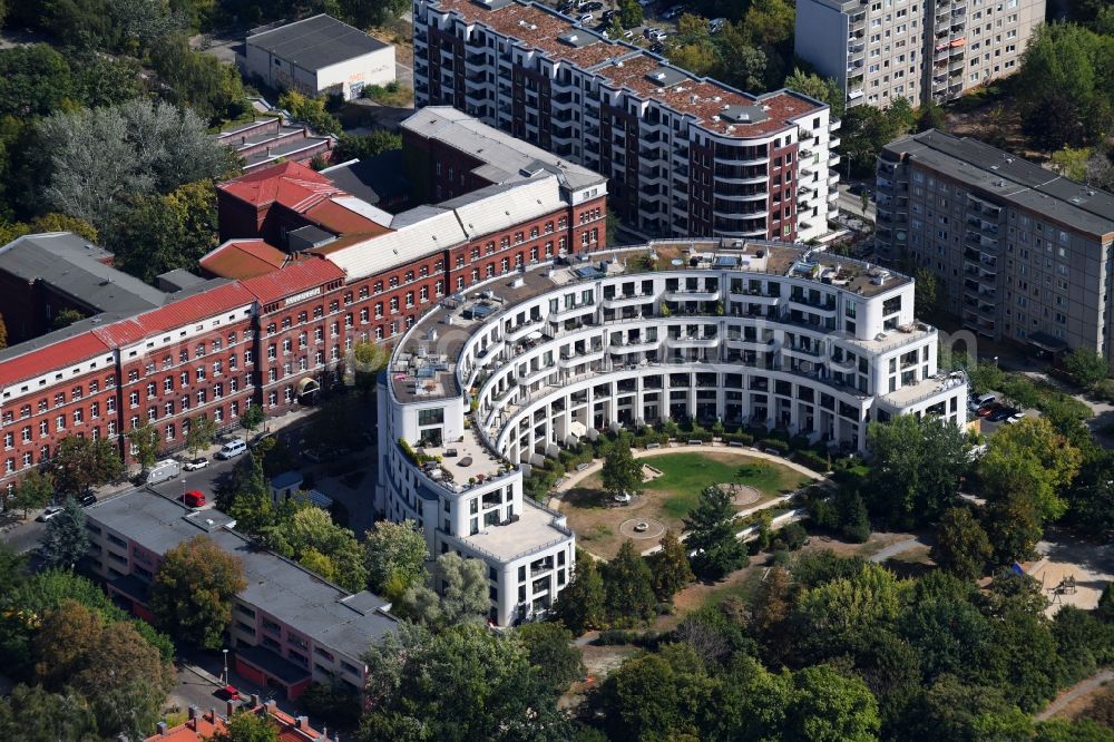 Aerial image Berlin - Roof and wall structures in residential area of a multi-family house settlement Prenzlauer Bogen on Froebelstrasse in the district Prenzlauer Berg in Berlin, Germany