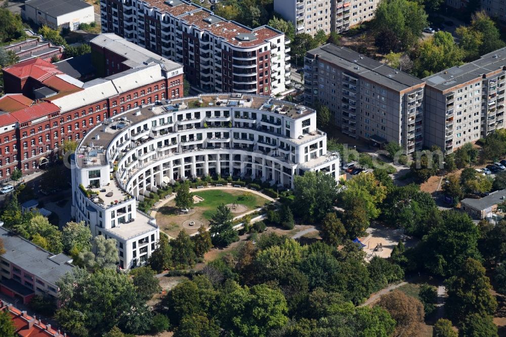 Aerial photograph Berlin - Roof and wall structures in residential area of a multi-family house settlement Prenzlauer Bogen on Froebelstrasse in the district Prenzlauer Berg in Berlin, Germany