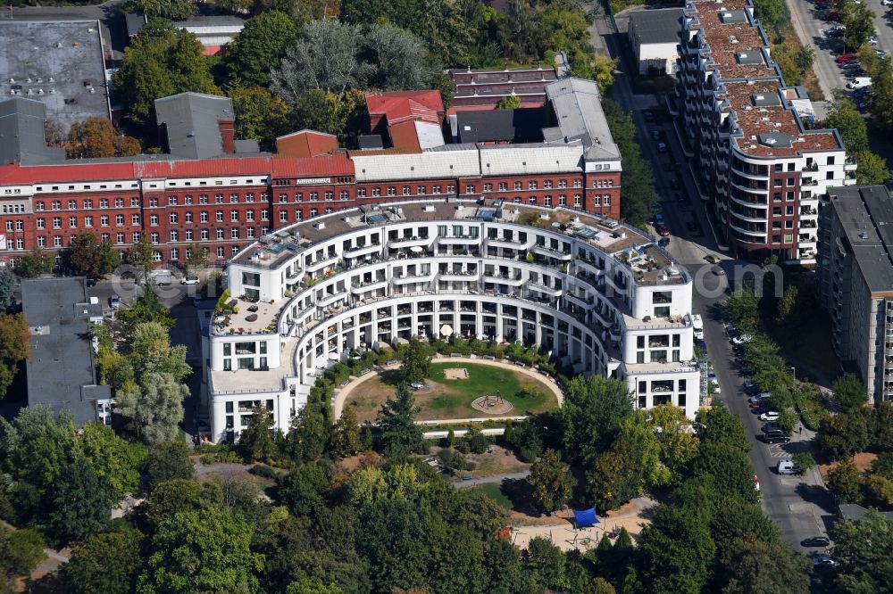 Berlin from above - Roof and wall structures in residential area of a multi-family house settlement Prenzlauer Bogen on Froebelstrasse in the district Prenzlauer Berg in Berlin, Germany