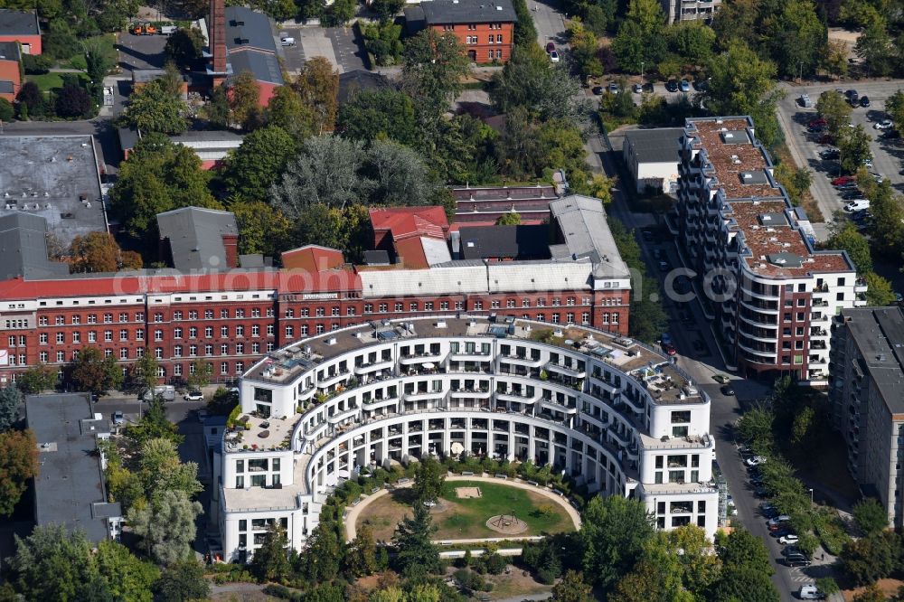 Berlin from the bird's eye view: Roof and wall structures in residential area of a multi-family house settlement Prenzlauer Bogen on Froebelstrasse in the district Prenzlauer Berg in Berlin, Germany