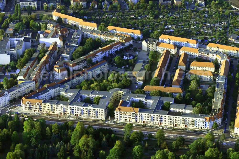 Aerial image Magdeburg - Residential area of the multi-family house settlement Raiffeisenstrasse - Schaefferstrasse - Helmholtzstrasse in Magdeburg in the state Saxony-Anhalt, Germany