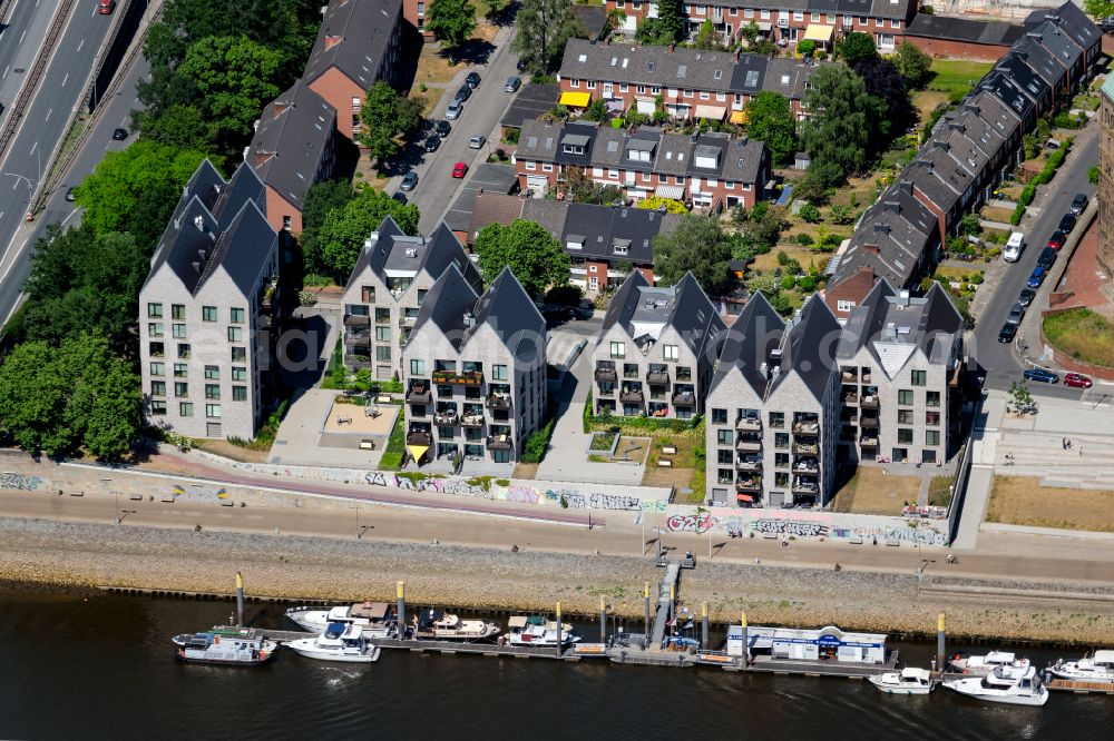 Aerial image Bremen - Residential area of the multi-family house settlement am Rand of Altstadt on Ufer of Fluss Weser with Marina Bremen - Landesverband Motorbootsport Bremen e.V. in Bremen, Germany