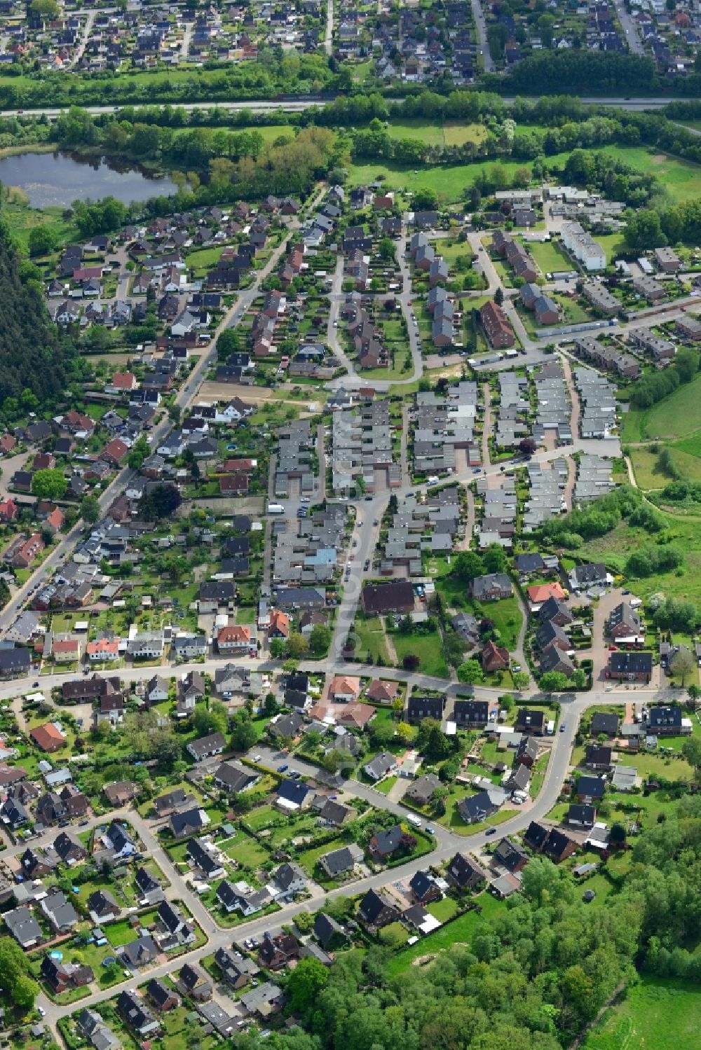 Ratekau from the bird's eye view: Roof and wall structures in residential area of a multi-family house settlement Dorfstrasse in Ratekau in the state Schleswig-Holstein