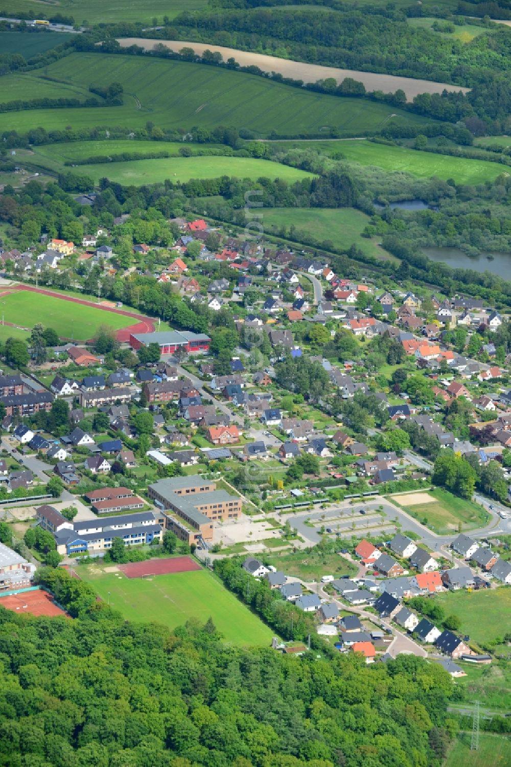 Ratekau from above - Roof and wall structures in residential area of a multi-family house settlement Sandfeld Strasse in Ratekau in the state Schleswig-Holstein