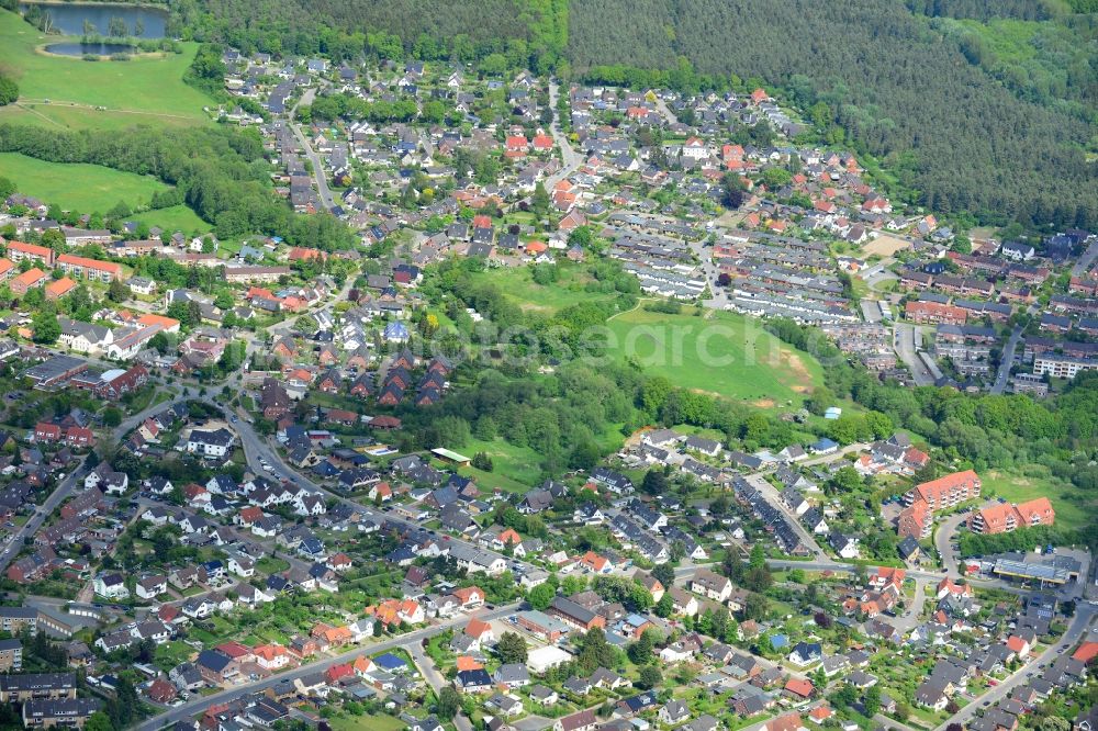 Ratekau from the bird's eye view: Roof and wall structures in residential area of a multi-family house settlement Berliner Strasse in Ratekau in the state Schleswig-Holstein