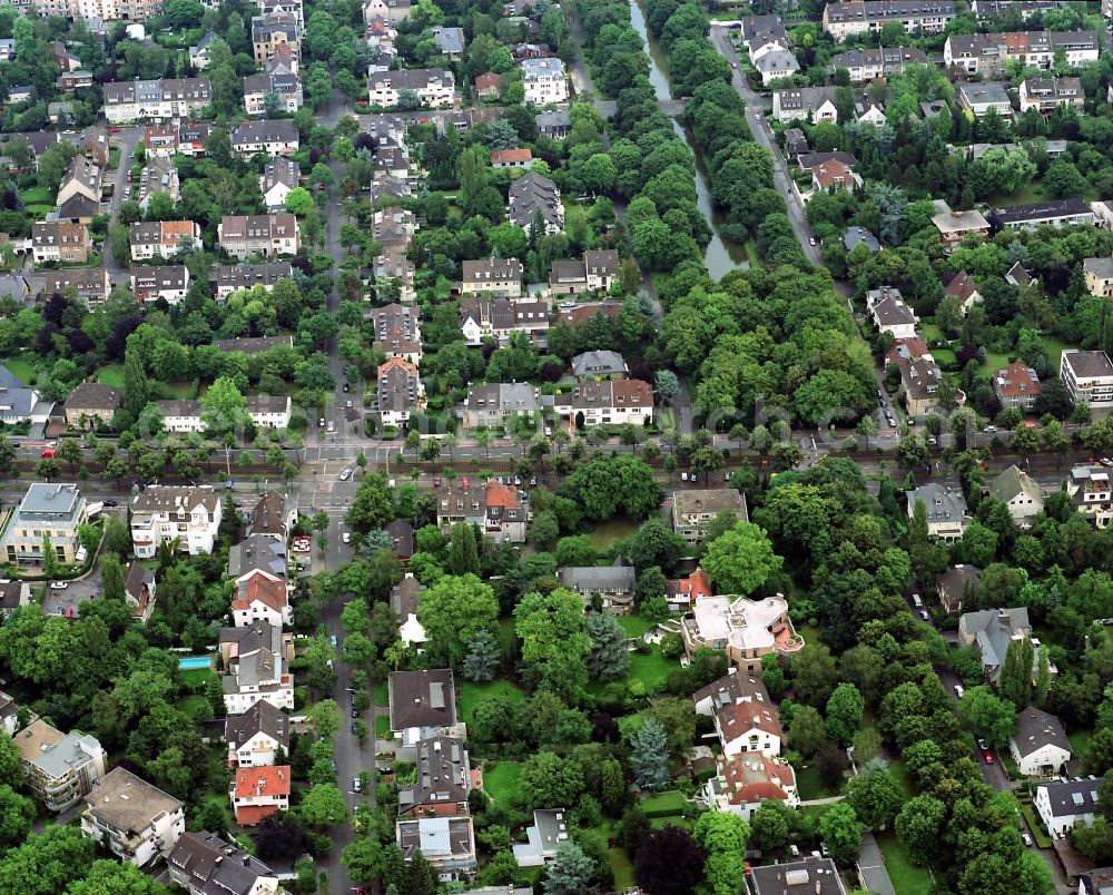 Köln from the bird's eye view: Roof and wall structures in residential area of a multi-family house settlement in Cologne - Lindenthal in the state North Rhine-Westphalia