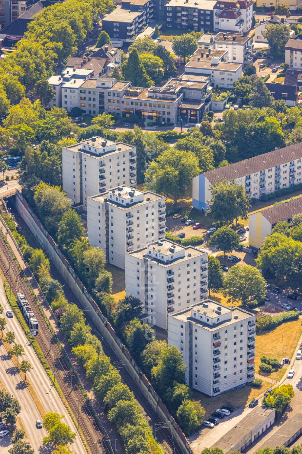 Aerial photograph Hattingen - Residential area of the multi-family house settlement on Reschop overlooking the work premises of the AUTO SMOLCZYK GMBH in Hattingen in the state North Rhine-Westphalia, Germany