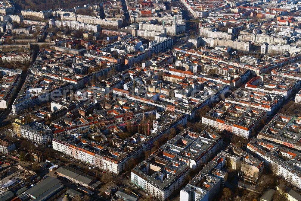 Aerial photograph Berlin - Residential area of the multi-family house settlement Revaler Strasse - Libauer Strasse - Simon-Dach-Strasse in the district Friedrichshain in Berlin, Germany