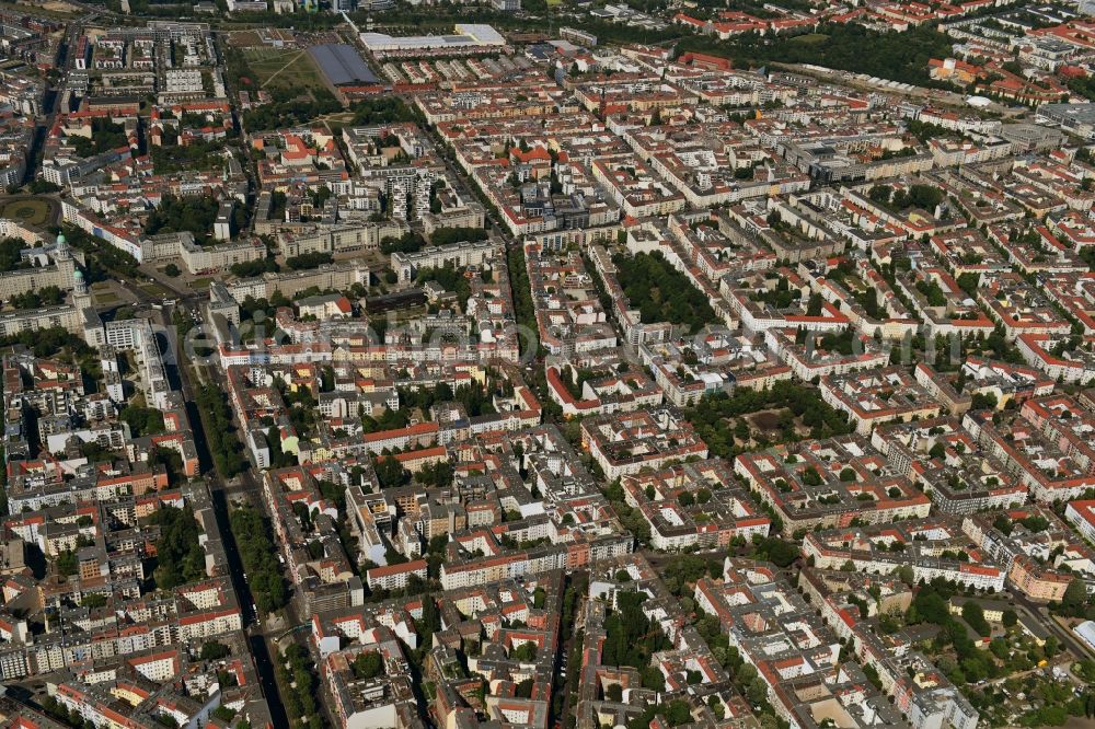 Berlin from above - Residential area of the multi-family house settlement Revaler Strasse - Simplonstrasse - Gruenberger Strasse - Boxhagener Platz in the district Friedrichshain in Berlin, Germany