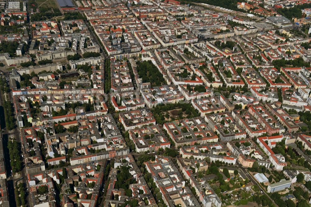 Berlin from the bird's eye view: Residential area of the multi-family house settlement Revaler Strasse - Simplonstrasse - Gruenberger Strasse - Boxhagener Platz in the district Friedrichshain in Berlin, Germany