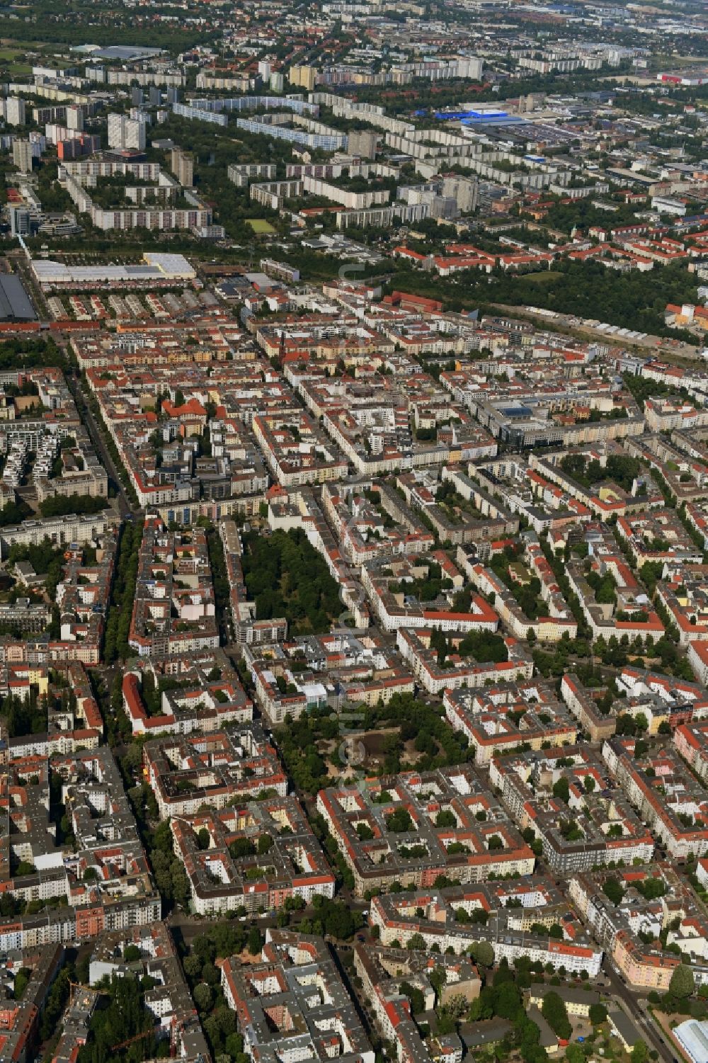 Aerial image Berlin - Residential area of the multi-family house settlement Revaler Strasse - Simplonstrasse - Gruenberger Strasse - Boxhagener Platz in the district Friedrichshain in Berlin, Germany