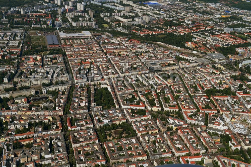 Aerial photograph Berlin - Residential area of the multi-family house settlement Revaler Strasse - Simplonstrasse - Gruenberger Strasse - Boxhagener Platz in the district Friedrichshain in Berlin, Germany