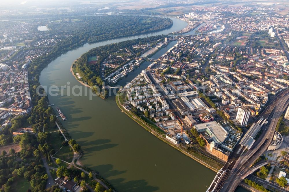 Aerial image Ludwigshafen am Rhein - Residential area of the multi-family house settlement on Rheinpromenade - Rheinallee in Ludwigshafen am Rhein in the state Rhineland-Palatinate, Germany