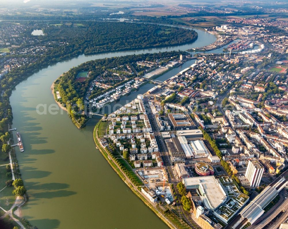 Aerial photograph Ludwigshafen am Rhein - Residential area of the multi-family house settlement on Rheinpromenade - Rheinallee in Ludwigshafen am Rhein in the state Rhineland-Palatinate, Germany