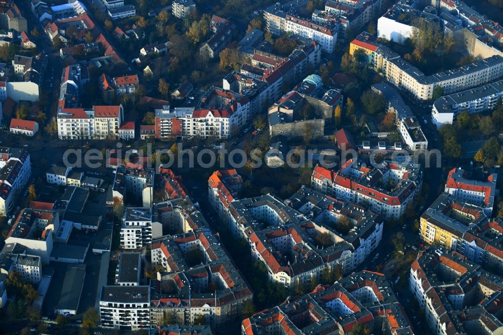 Aerial image Berlin - Residential area of the multi-family house settlement on Richardplatz in the district Neukoelln in Berlin, Germany