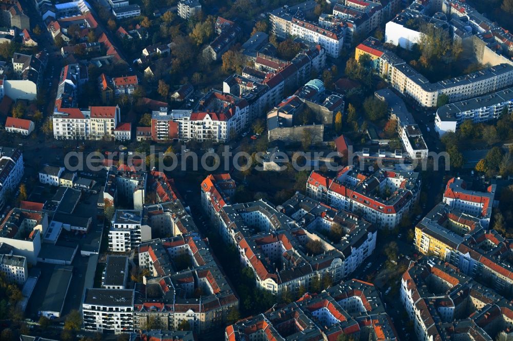 Aerial photograph Berlin - Residential area of the multi-family house settlement on Richardplatz in the district Neukoelln in Berlin, Germany