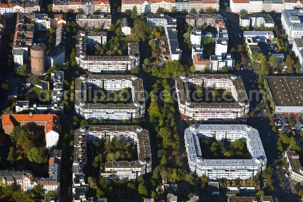 Aerial photograph Berlin - Residential area of the multi-family house settlement Rollbergsiedlung on street Falkstrasse - Hermanatrasse in the district Neukoelln in Berlin, Germany