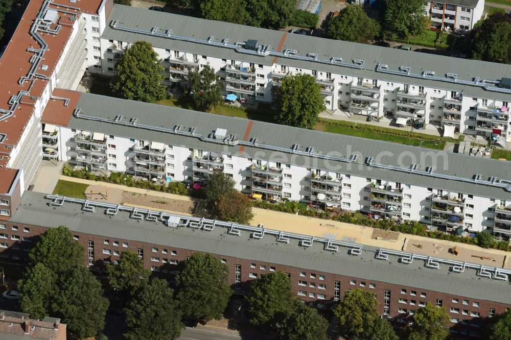 Aerial photograph Hamburg - Residential area of a multi-family house apartment estate on Rungerstieg in the Barmbek-Nord part of Hamburg. The long houses include balconies and are located around courtyards