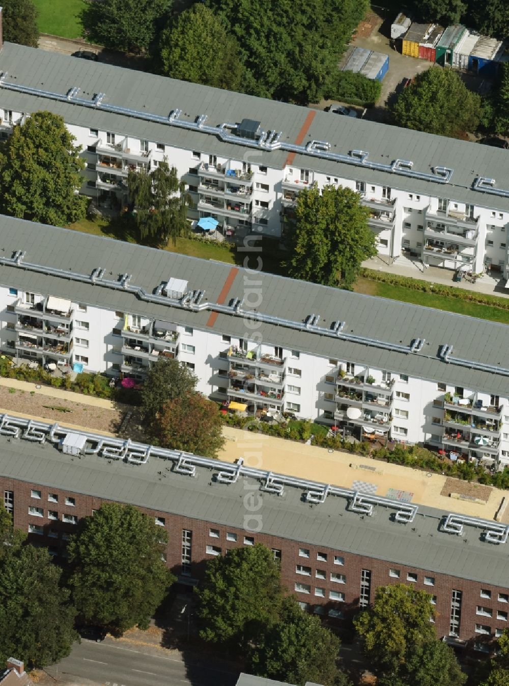 Hamburg from above - Residential area of a multi-family house apartment estate on Rungerstieg in the Barmbek-Nord part of Hamburg. The long houses include balconies and are located around courtyards