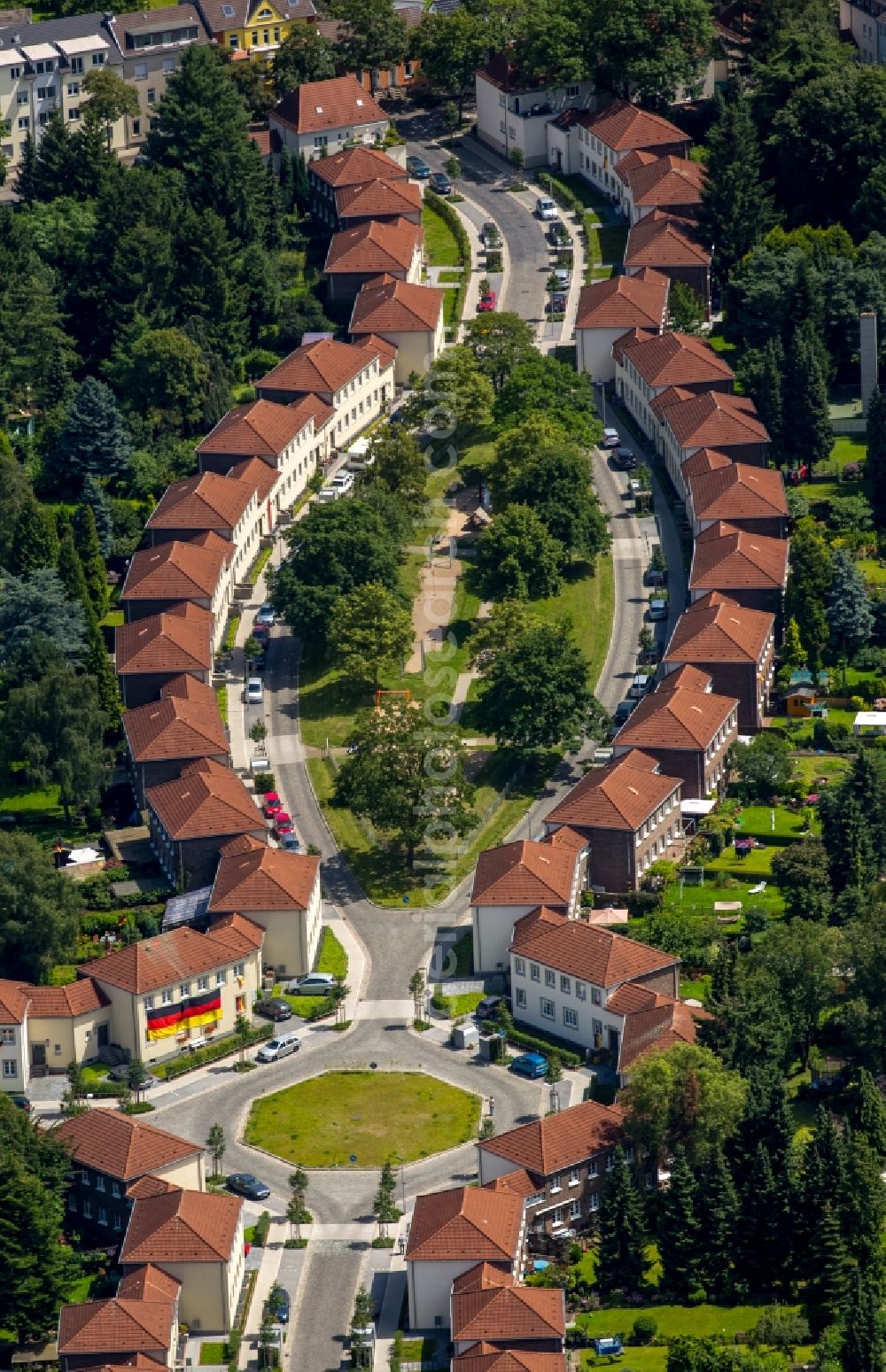 Aerial image Mülheim an der Ruhr - Residential area of a multi-family house settlement at the Salier street in Muelheim on the Ruhr in the state North Rhine-Westphalia