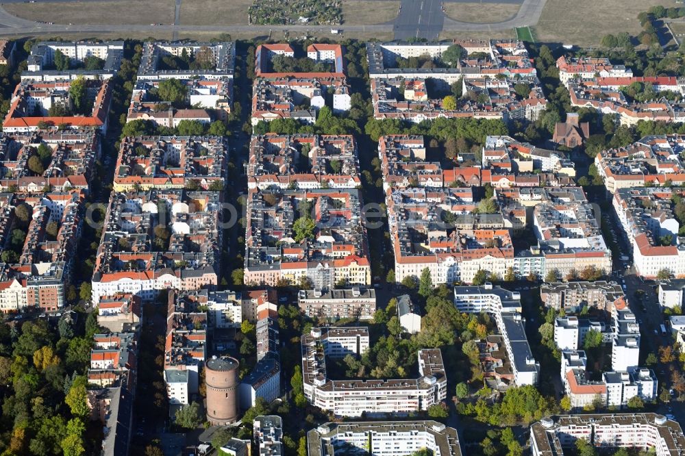 Aerial photograph Berlin - Residential area of the multi-family house settlement Schillerkiez in the district Neukoelln in Berlin, Germany