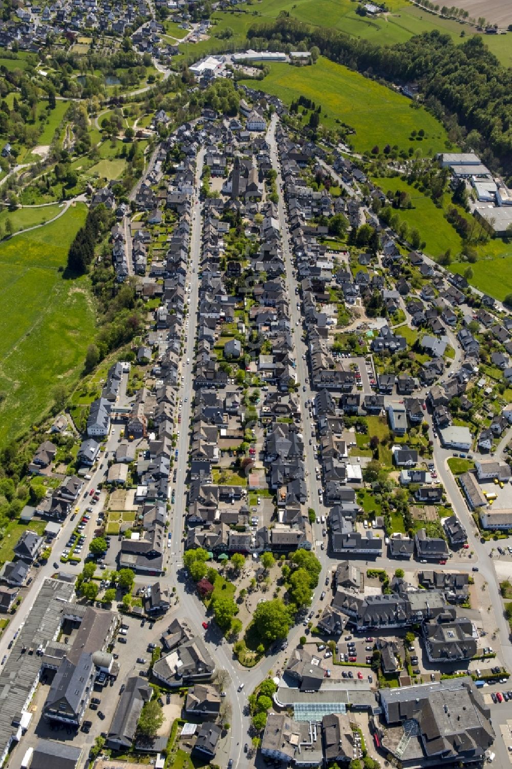 Aerial photograph Schmallenberg - Roof and wall structures in residential area of a multi-family house settlement in Schmallenberg in the state North Rhine-Westphalia